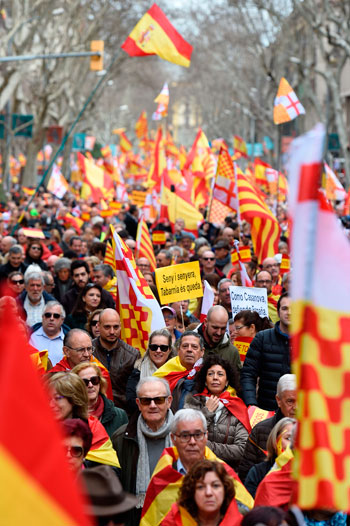 متظاهرون يرفعون أعلام إسبانيا فى كتالونيا