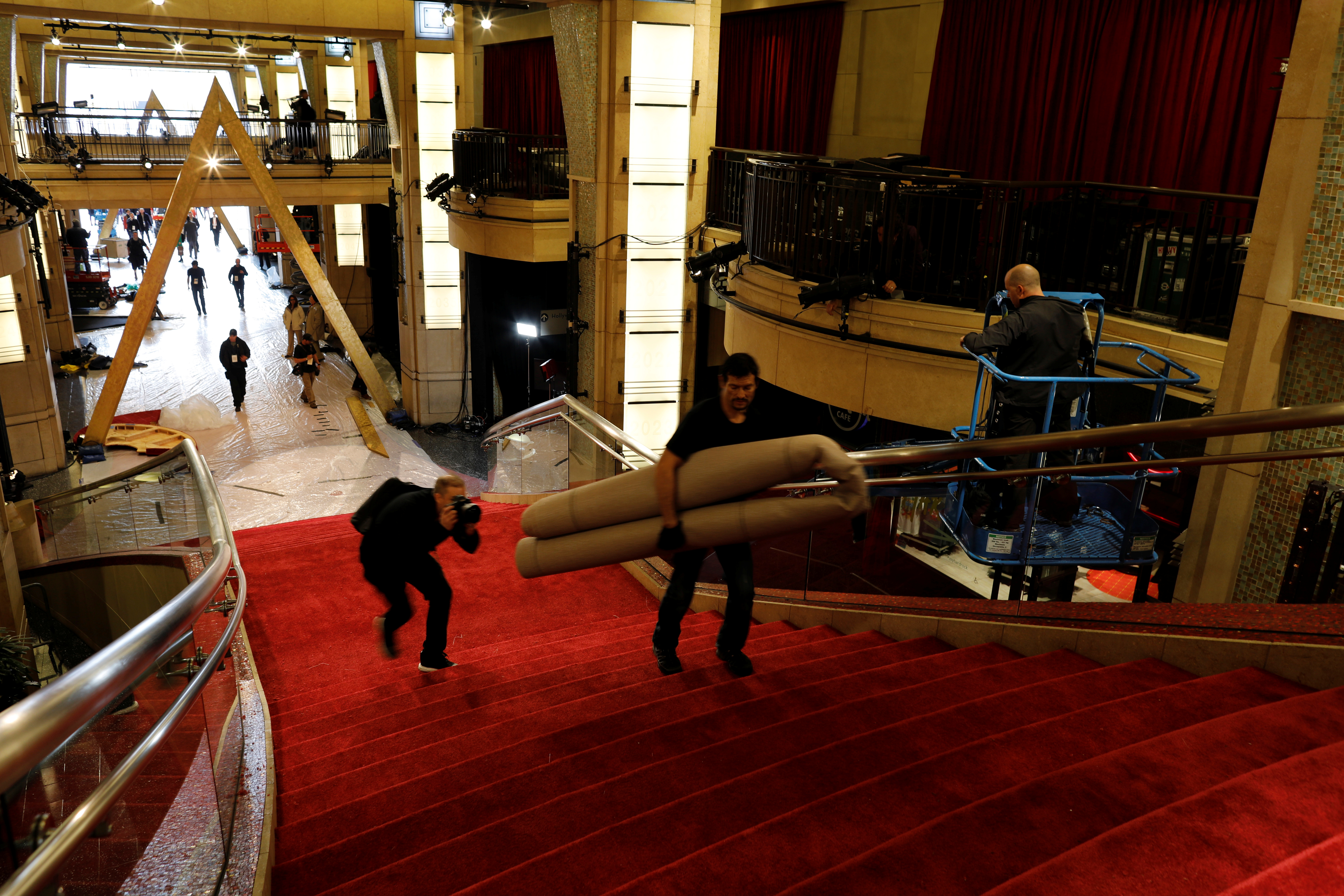 أحد العمال يحمل سجادة خلال اللمسات الأخيرة للأوسكار