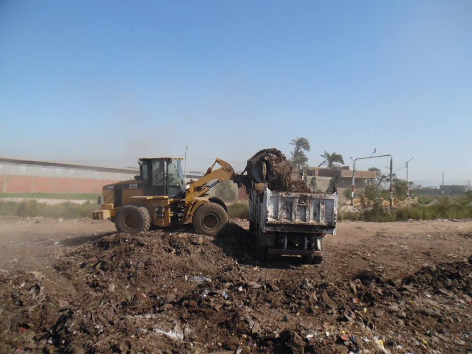 رفع 50 طن من مخلفات صلبة بالمقلب الوسيط بمدينة طهطا  (2)