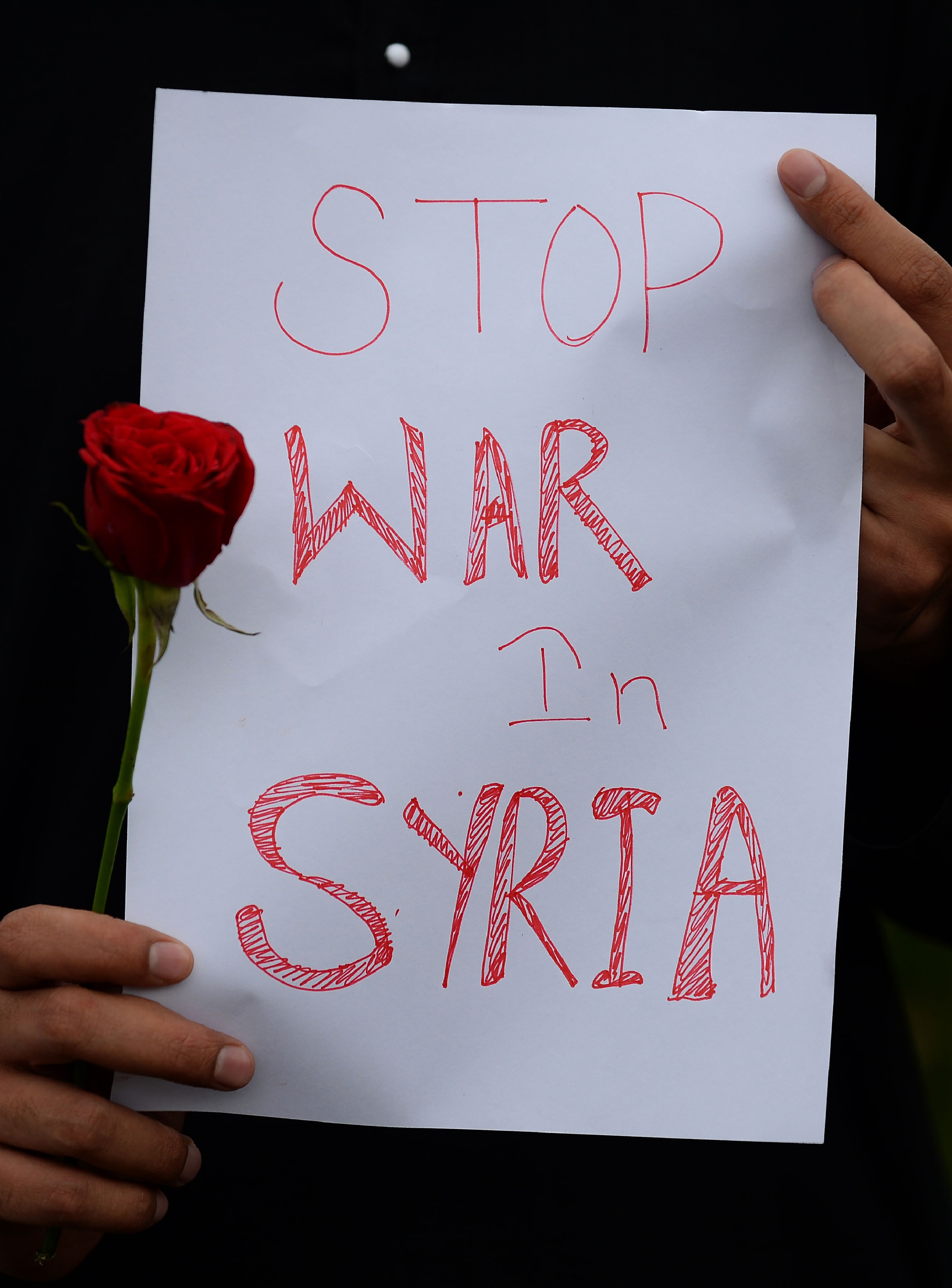لافتات فى الهند تطالب بوقف الحرب السورية