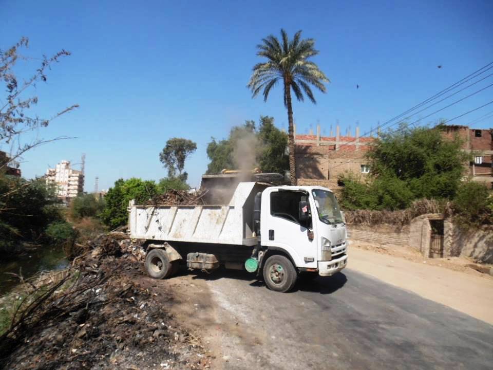 رفع 50 طن من مخلفات صلبة بالمقلب الوسيط بمدينة طهطا  (6)