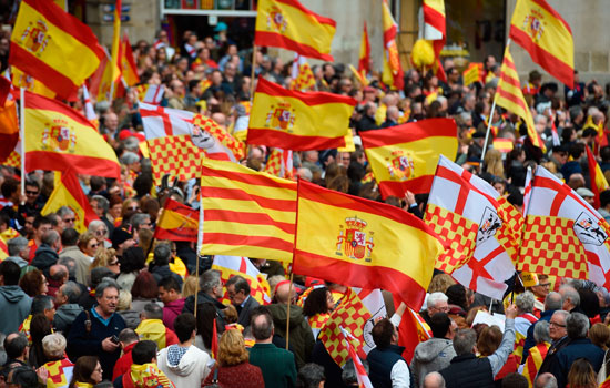 الكتالونيون يتظاهرون ضد استقلال الإقليم عن إسبانيا