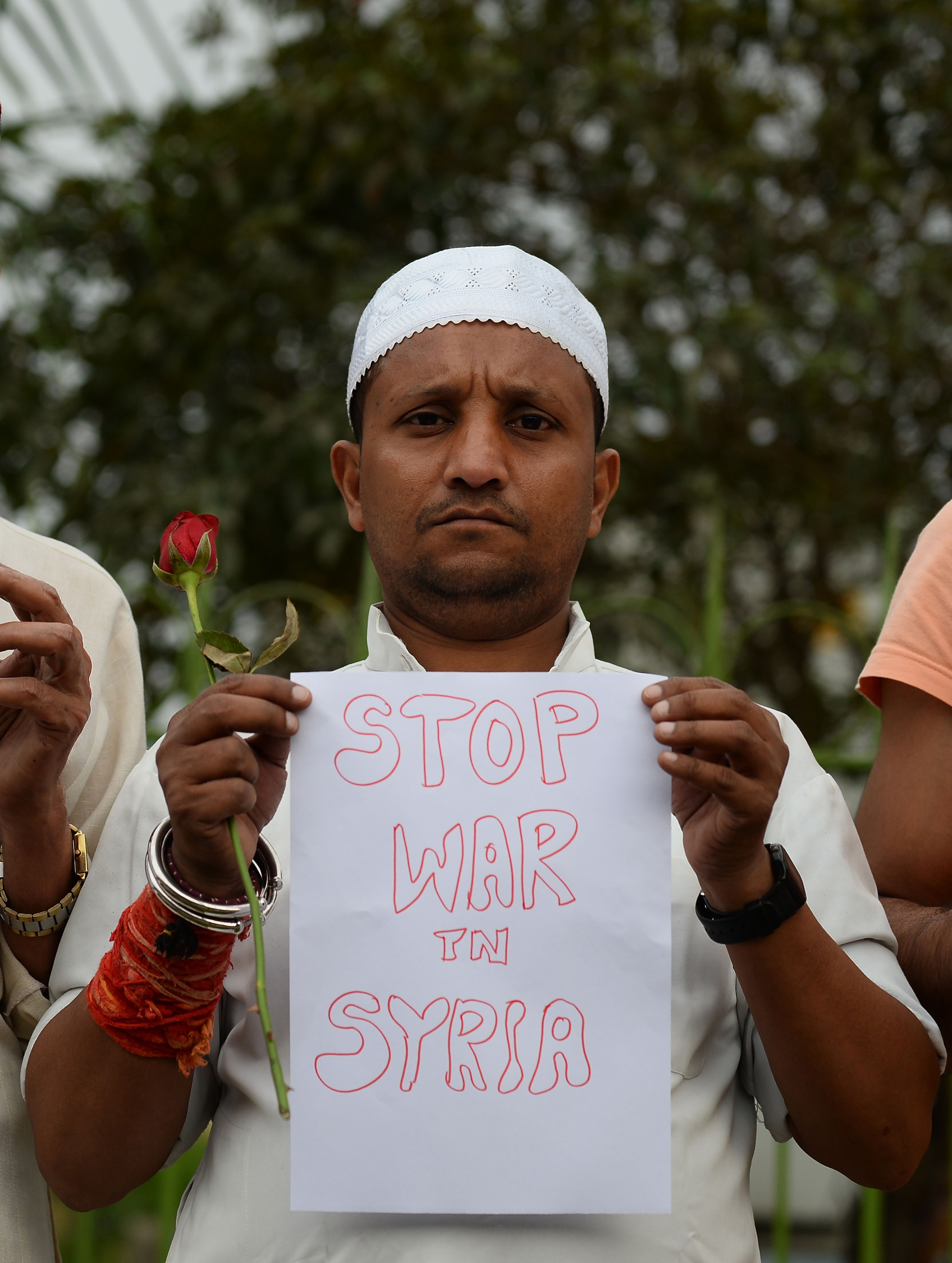 متظاهر فى الهند يدعو لوقف الحرب السورية
