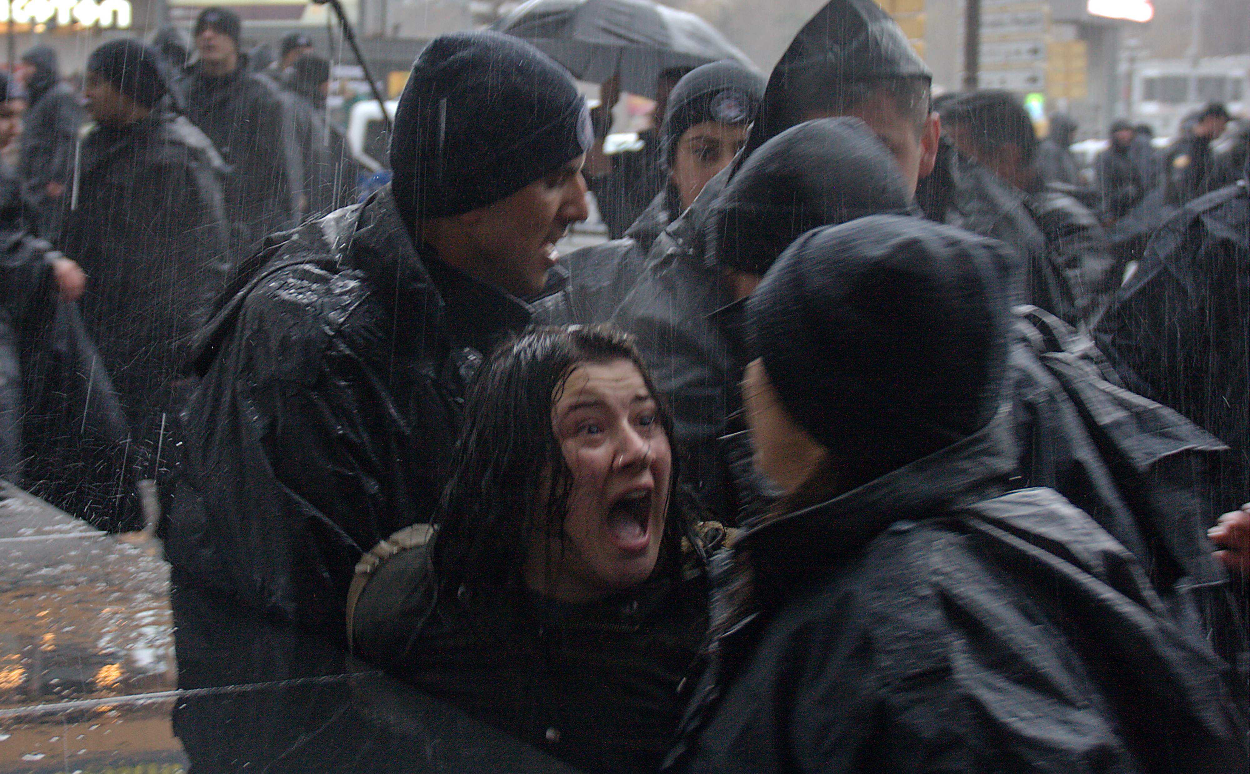 سيدة تصرخ في وجه الشرطة التركية