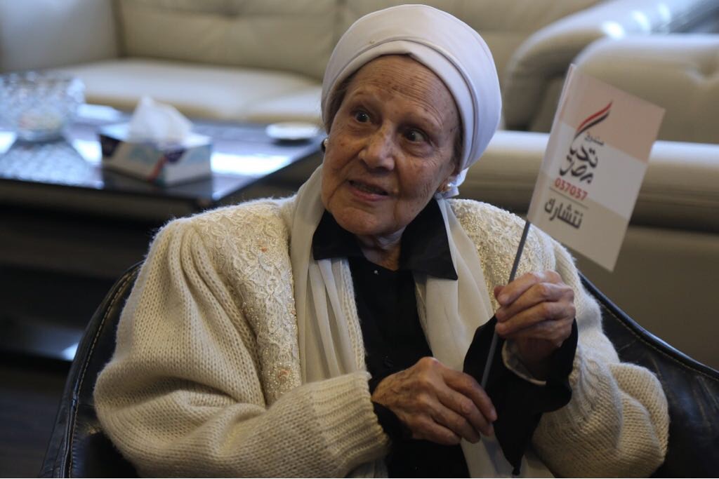 سيدة تؤجل العمرة وتتبرع بمبلغ 40 الف جنيه لصندوق تحيا مصر لتنمية سيناء (2)