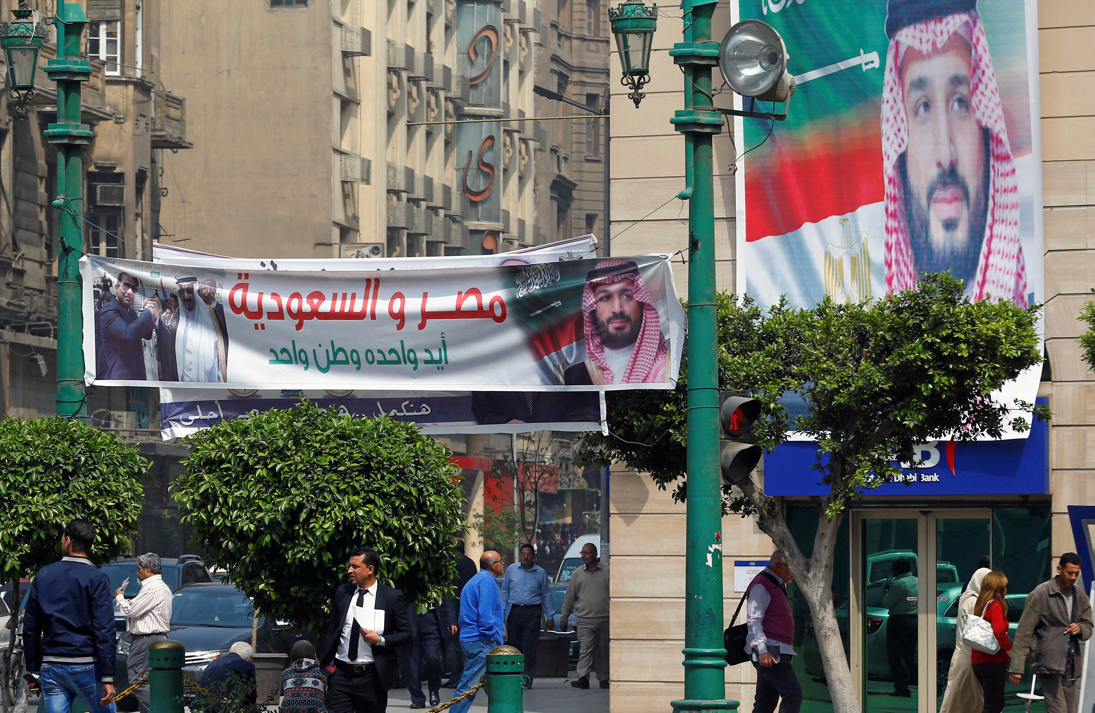لافتات ترحيب فى شوارع القاهرة بزيارة ولى العهد السعودى
