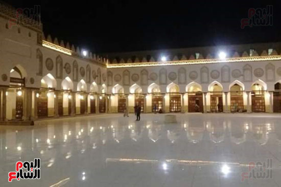 صحن الجامع الازهر وتظهر شبكة الاضاءة الجديدة