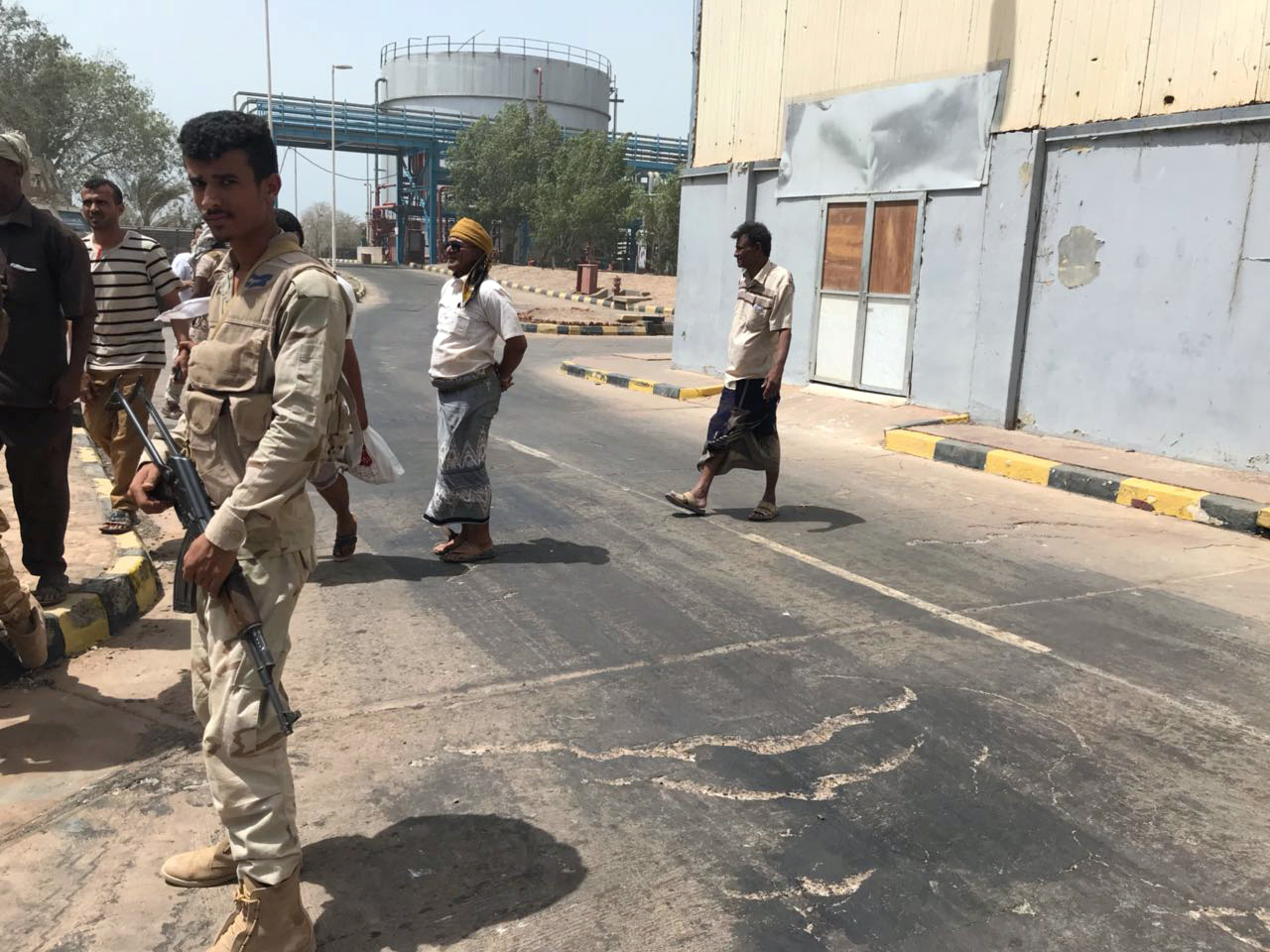 انتشار الجيش اليمنى فى مدينة المخا بمحافظة تعز