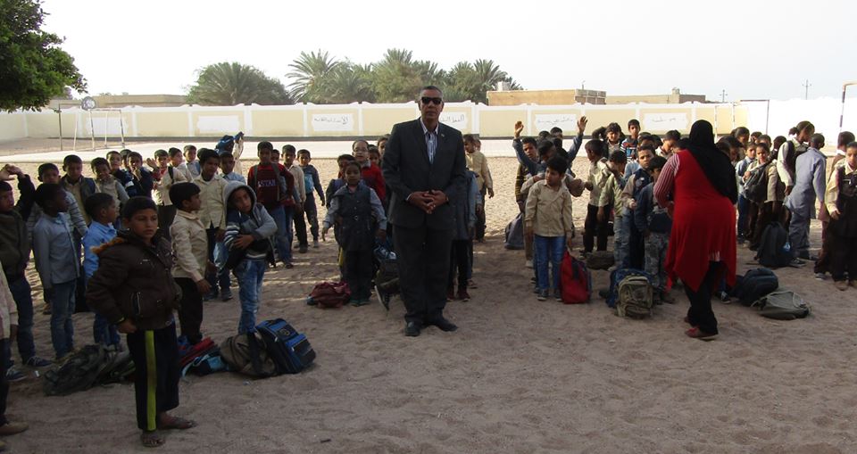 احمد عبد العظيم رئيس مدينة ابورديس اثناء تفقد مدرسة عمر بن خطاب