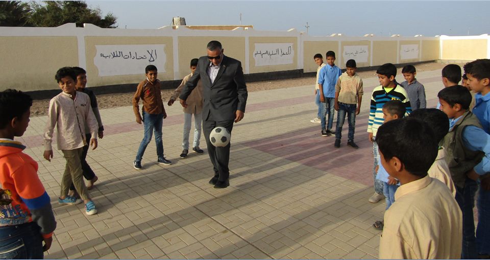 رئيس المدينة مع التلاميذ يمارس لعبة كرة القدم