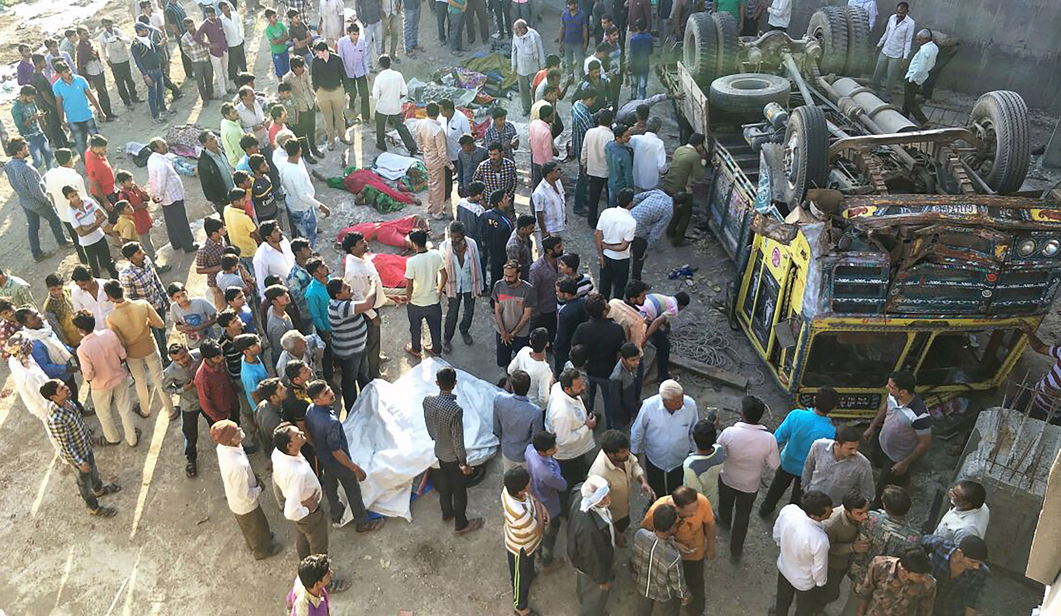 حادث سقوط شاحنة الهند 