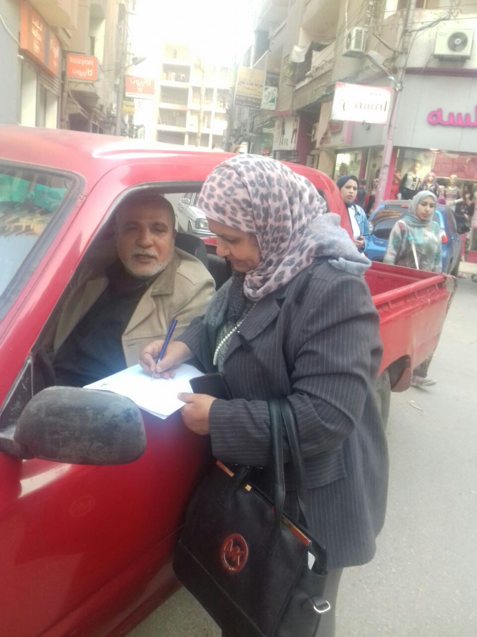 رقم 1 المهندسة سامية عسل مقررة فرع المراة أثناء الجولات بالشارع