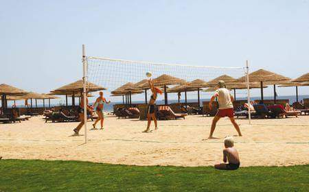السياح يمارسون الرياضة على شواطئ الغردقة 