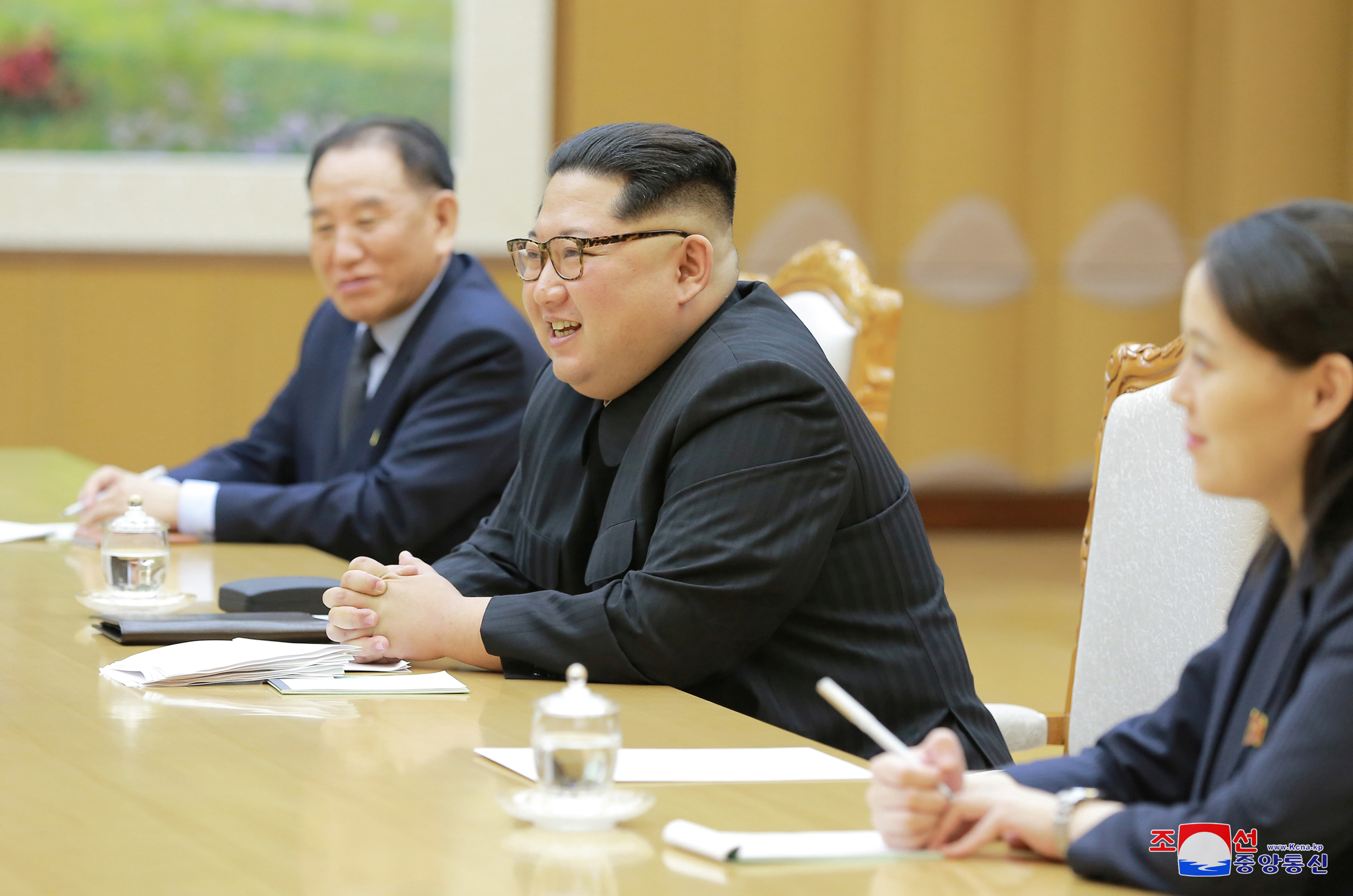 لقاء زعيم كوريا الشمالية مع وفد كوريا الجنوبية