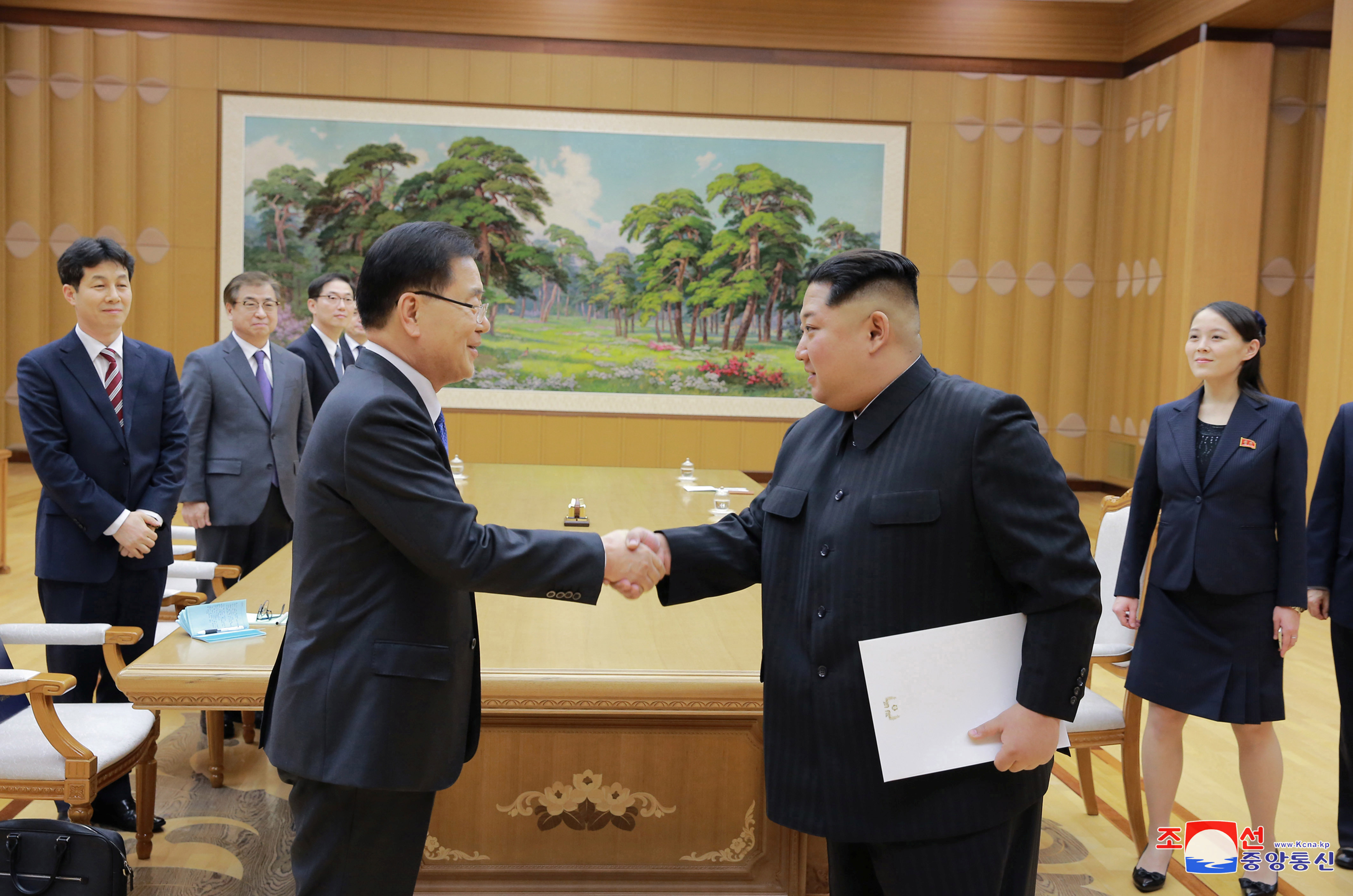 زعيم كوريا الشمالية مع أحد أعضاء وفد كوريا الجنوبية