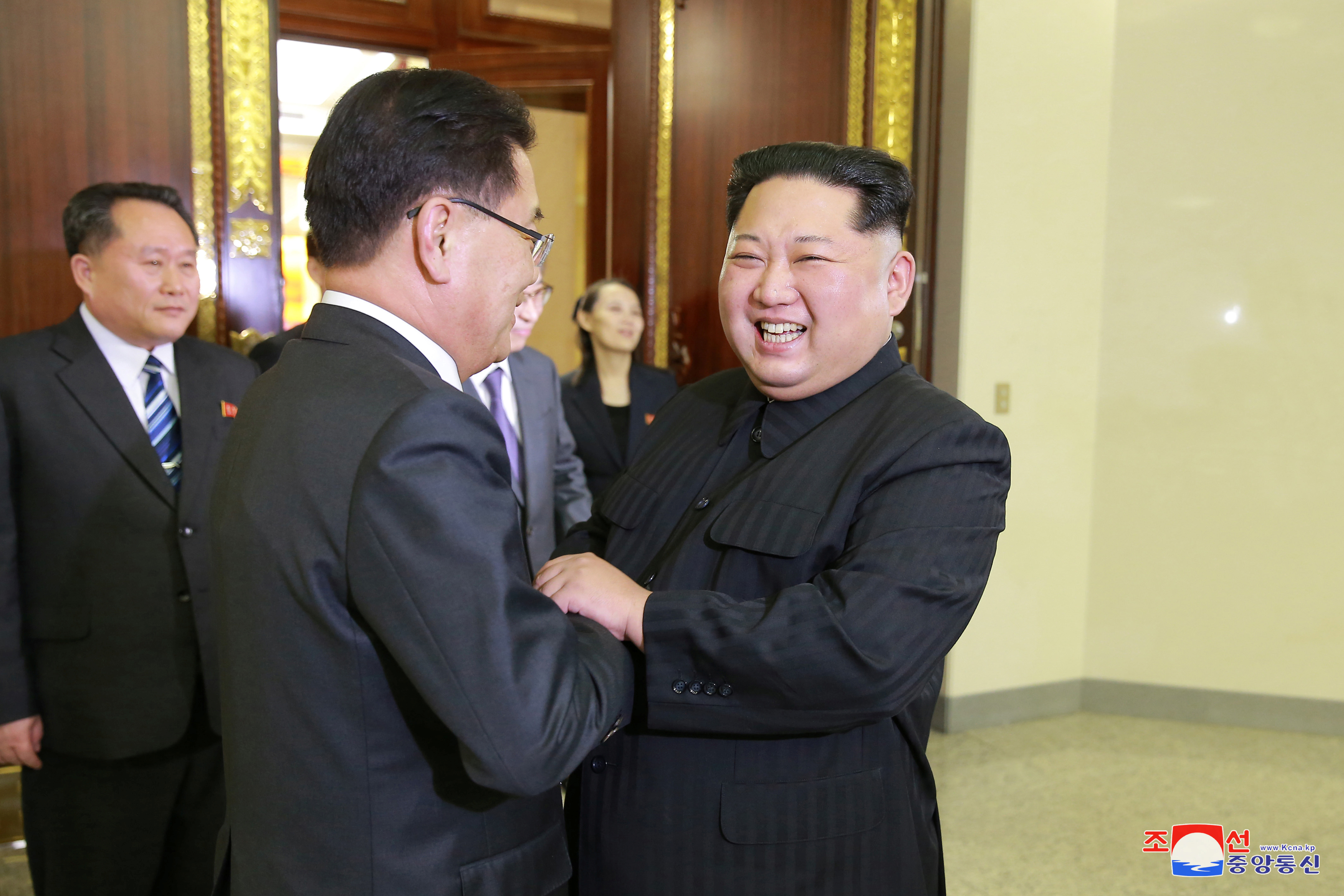 زعيم كوريا الشمالية يبتسم أثناء لقاؤه بأحد أعضاء وفد كوريا الجنوبية