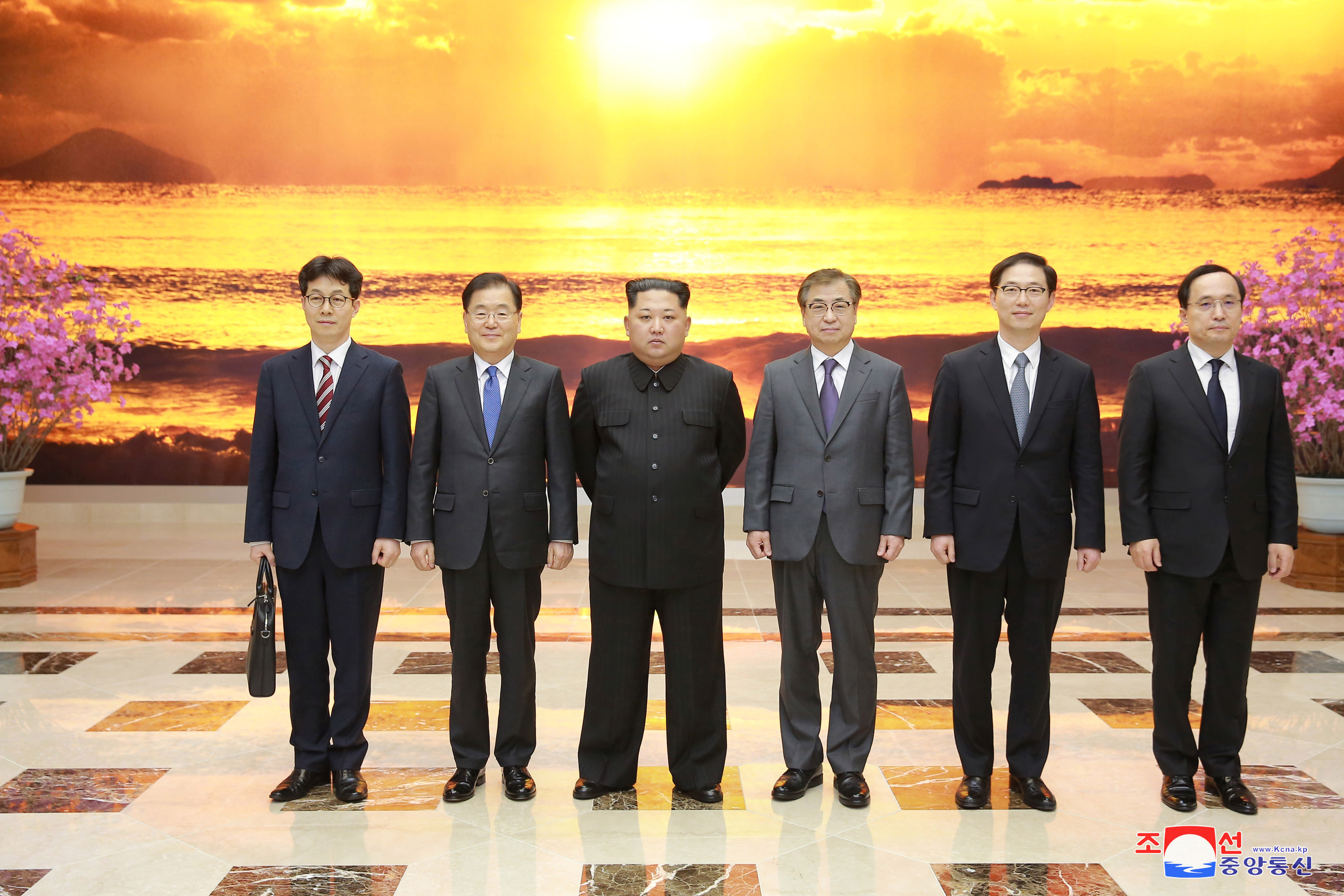 جانب من اللقاء الذى جمع زعيم كوريا الشمالية مع وفد كوريا الجنوبية