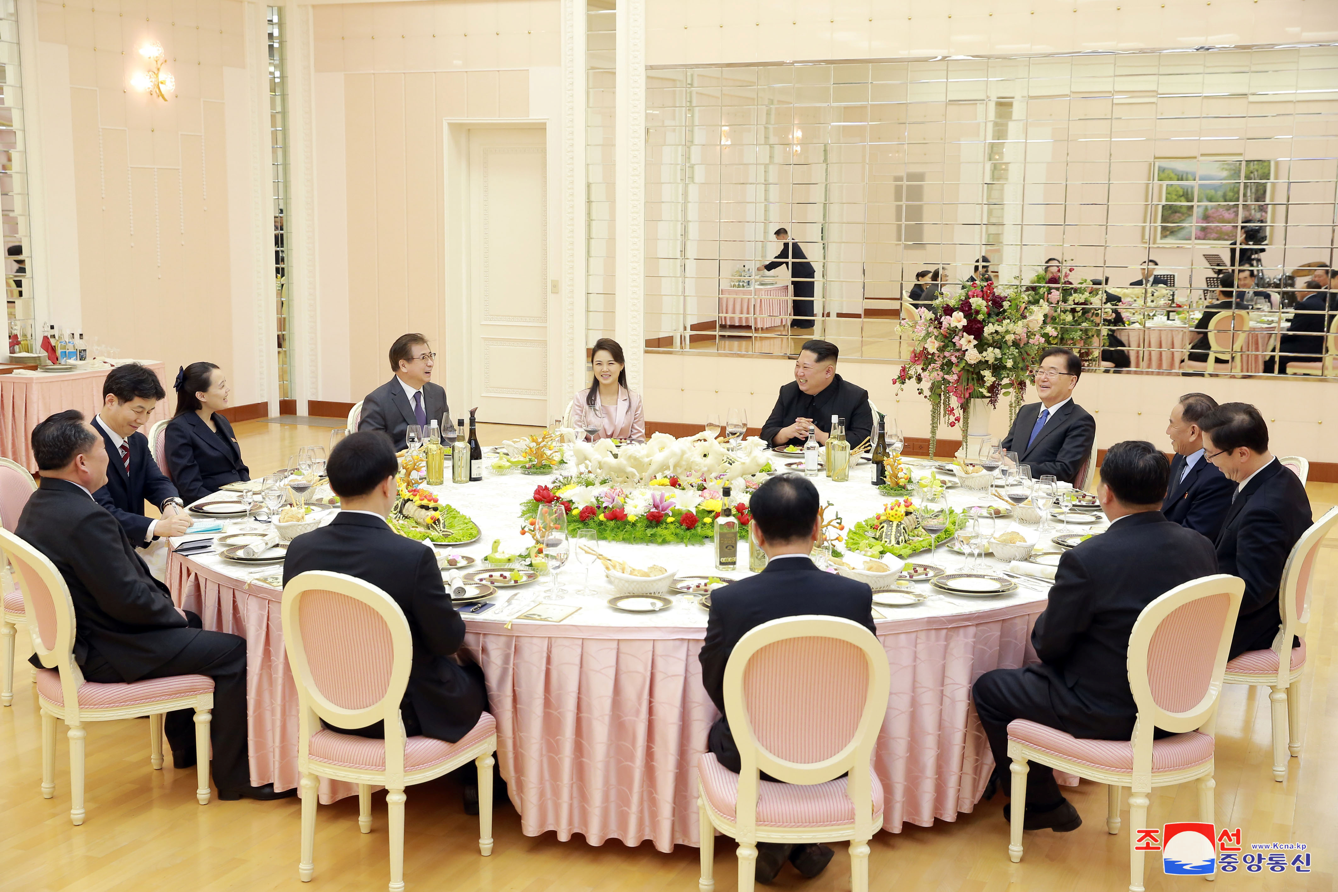 لقاء زعيم كوريا الشمالية مع وفد كوريا الجنوبية (2)