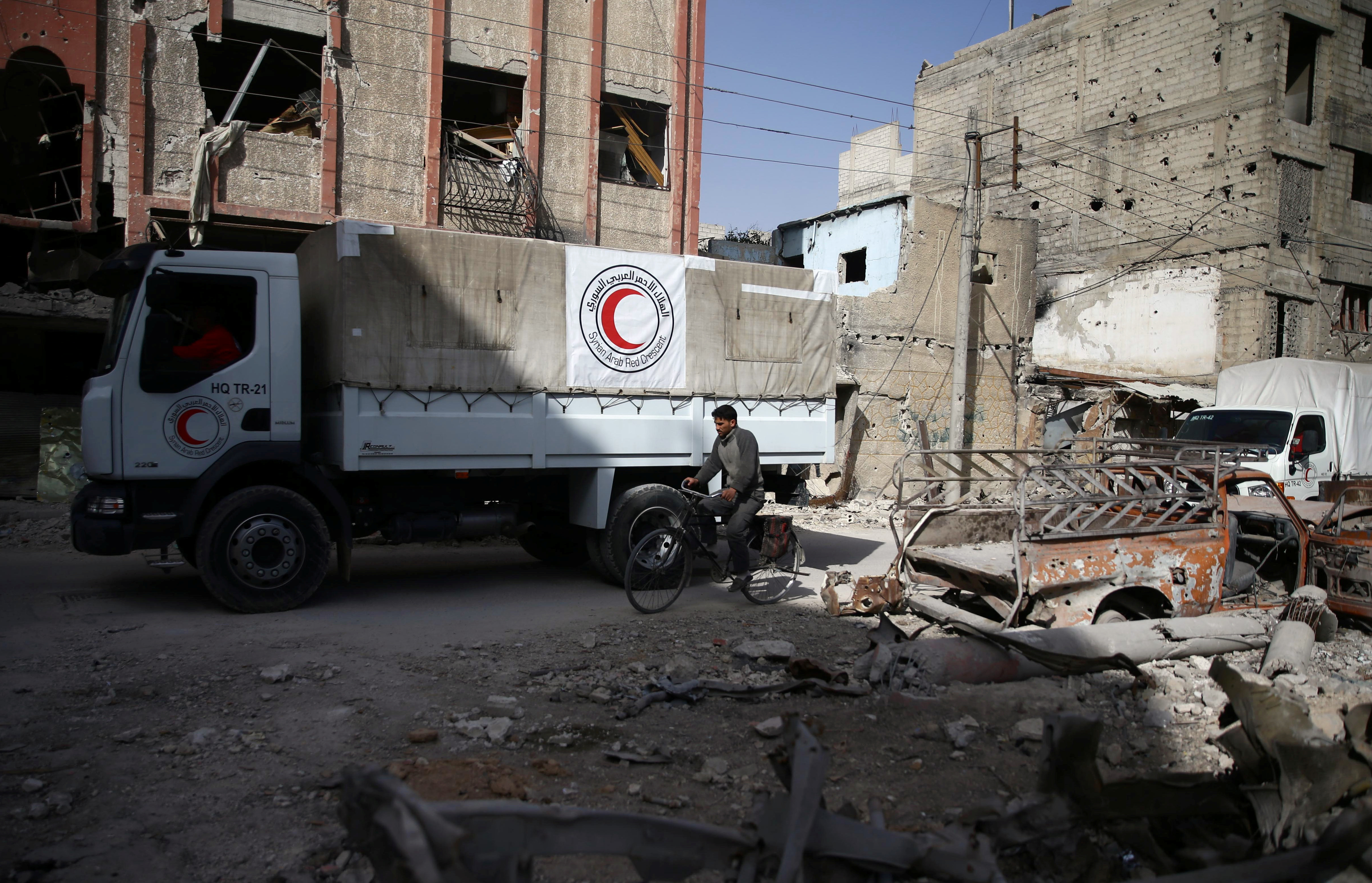 شاحنات الصليب الأحمر فى الغوطة