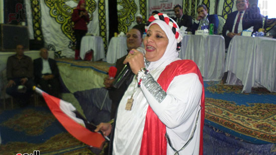 سيدة ترتدى علم مصر فى المؤتمر