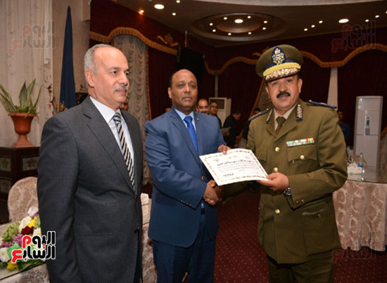       تكريم اللواء عبد اللطيف الحناوى نائب مدير الأمن لقطاع المحلة