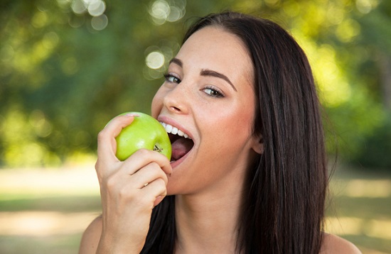 Girl-eating-apple-pic