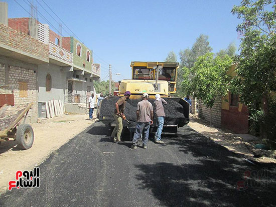     رجال المجالس المحلية خلال أعمال رصف الطرق