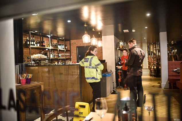 الشرطة البريطانية فى المطعم