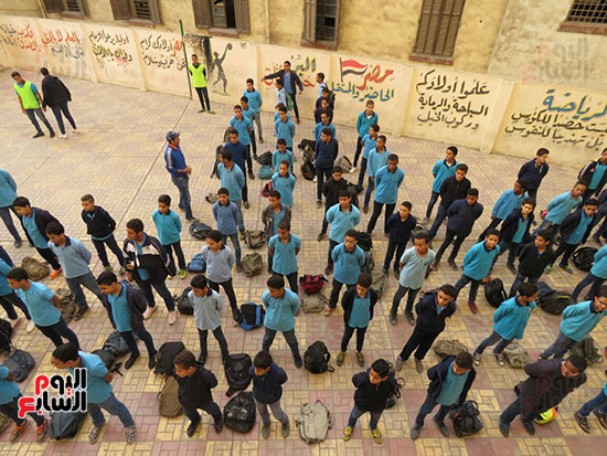 اليوم السابع يرصد ترديد طلاب مدرستين بالقاهرة نشيد الصاعقة (20)