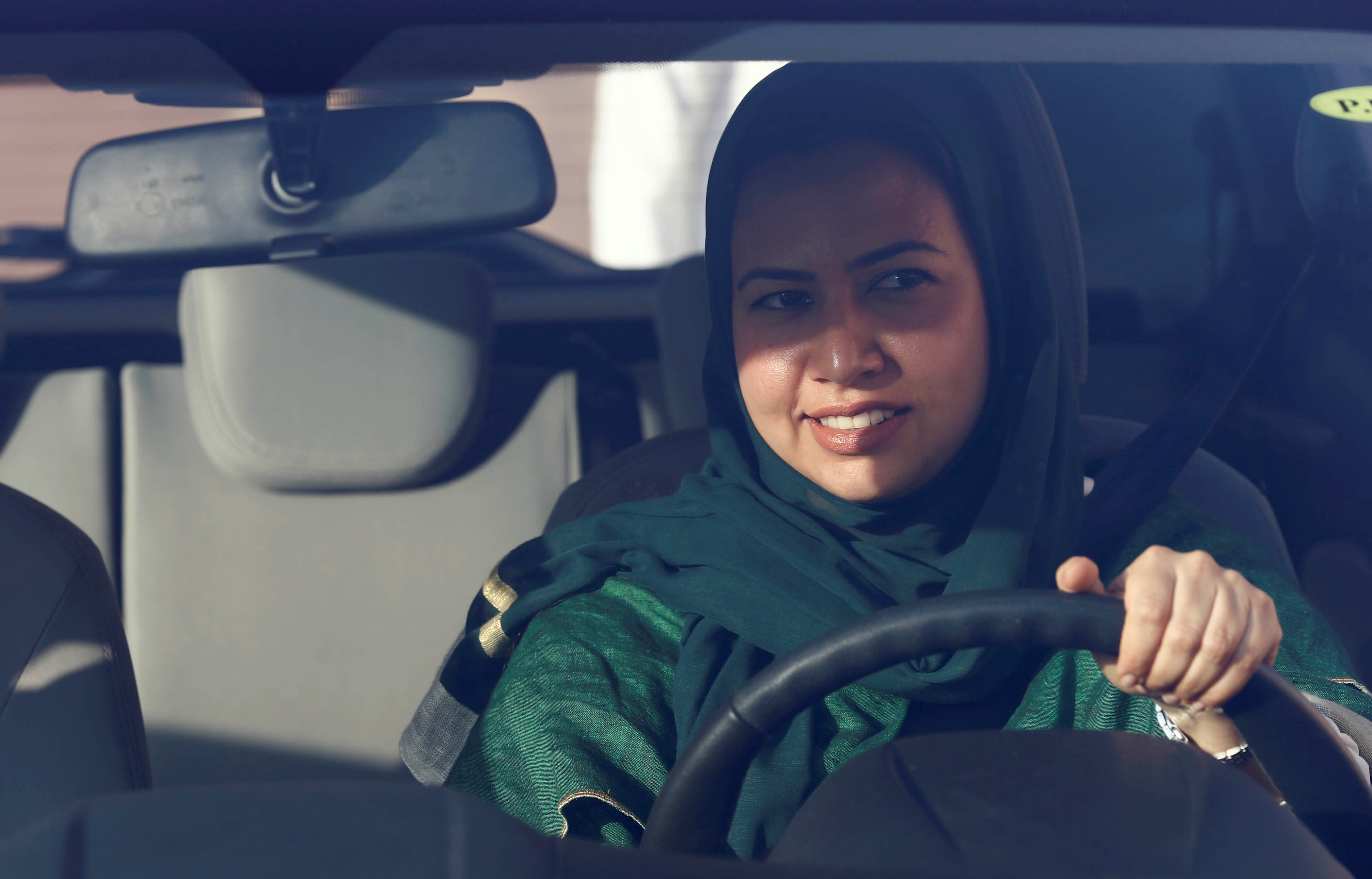 نساء سعوديات يتعلمن القيادة