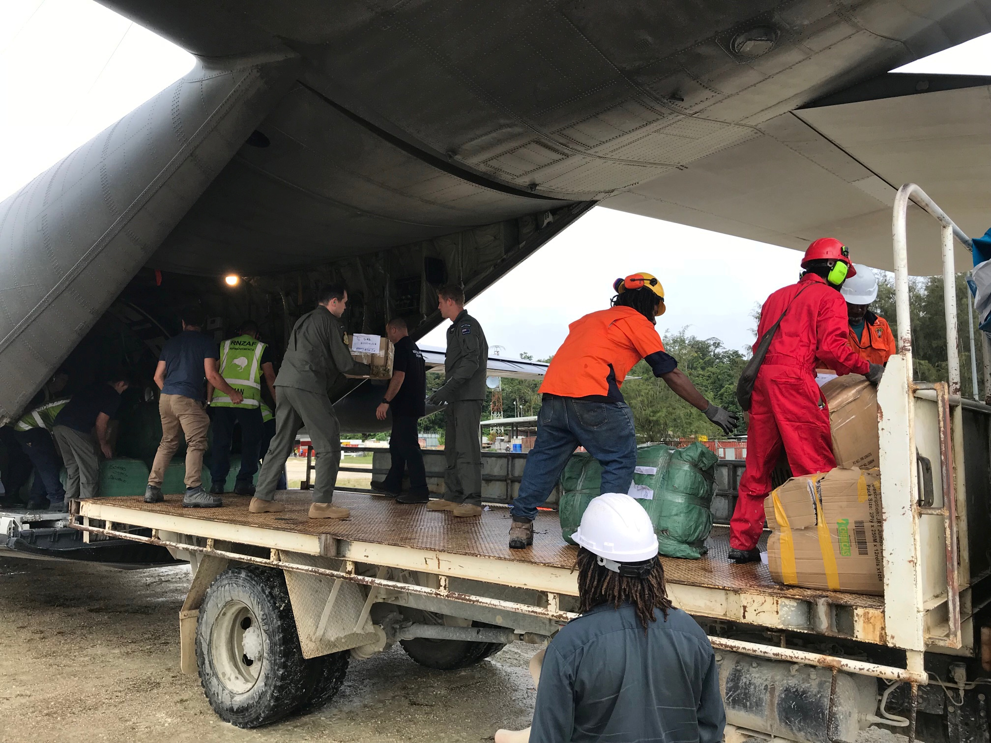 نقل المساعدات الإنسانية على شاحنة لنقلها للمتضررين