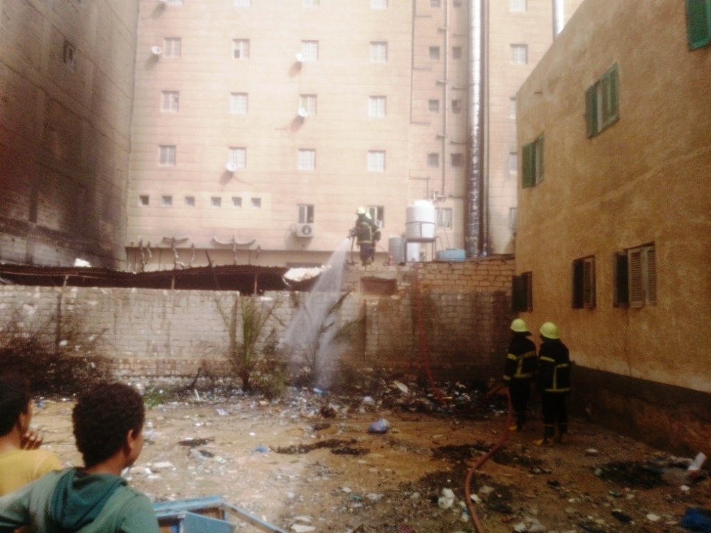 جانب من عملية اخماد الحريق جانب من عملية اخماد الحريق