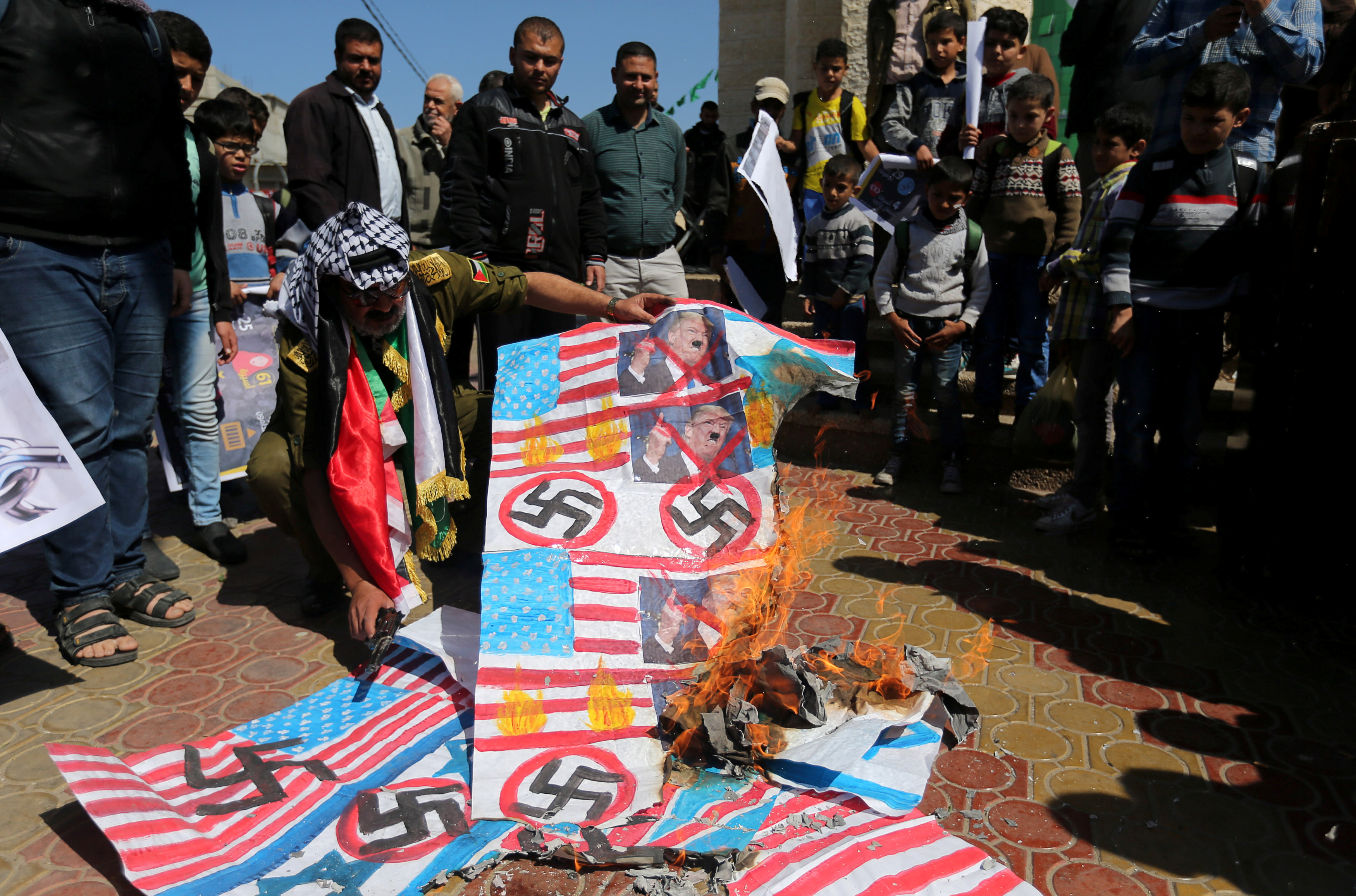 الفلسطينييون يشعلون صورا لترامب