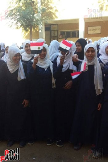 طالبات مدارس الأقصر يرفعون علم مصر
