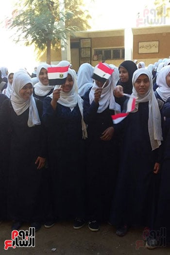 طالبات مدارس الاقصر يرفعون علم مصر