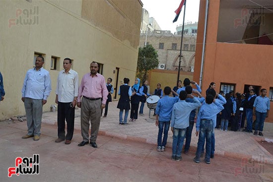 الطلبة خلال تحية العلم قبل نشيد الصاعقة المصرية