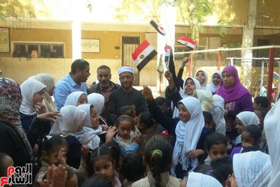 الطلاب يهتفون حبا فى مصر بمعاهد الأقصر الأزهرية