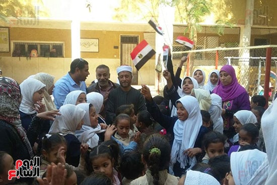 الطلاب يهتفون حباً فى مصر بمعاهد الأقصر الازهرية