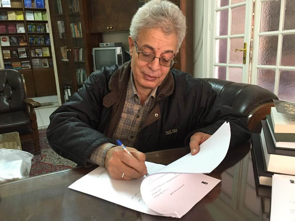 الشاعر عبد المنعم رمضان يوقع عقد نشر ديوان الهائم فى البرية عن دار العين للنشر