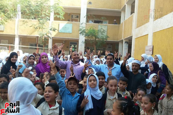 المعلمين والطلاب يرفعون علامة النصر للجيش بالمدارس