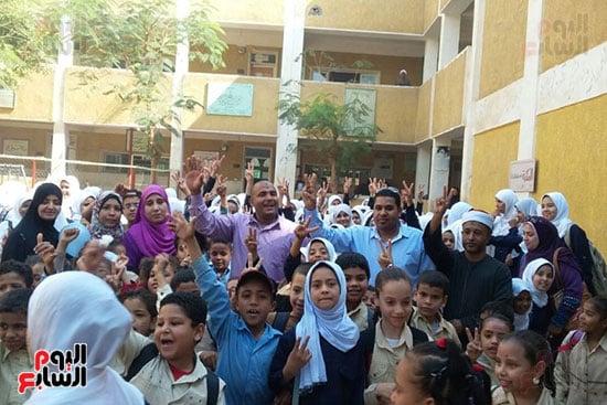 المعلمين والطلاب يرفعون علامة النصر للجيش بالمدارس