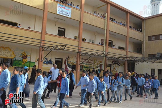 طلاب المدارس خلال عزف النشيد الجديد للصاعقة