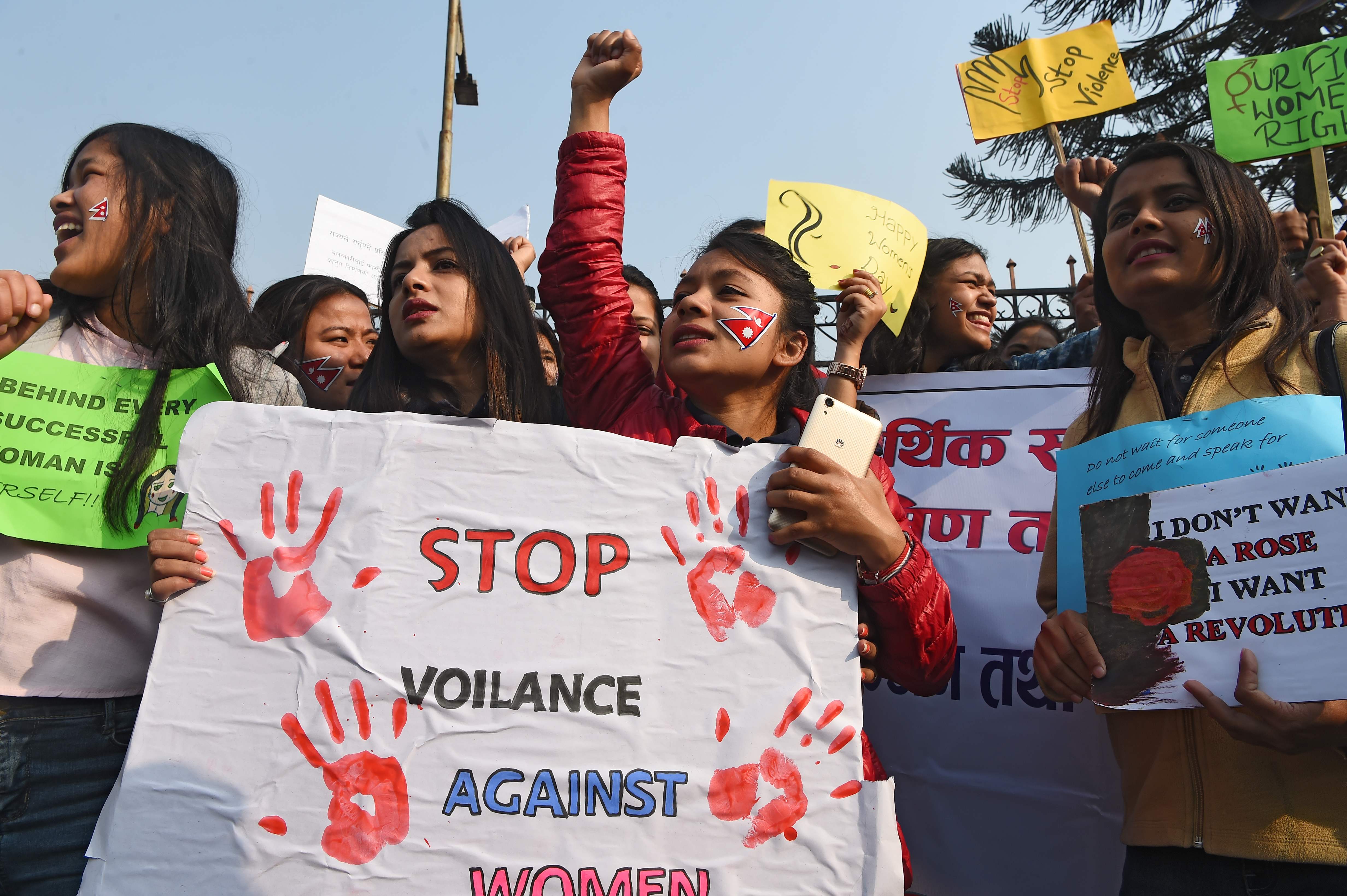 لافتات تناهض العنف ضد المرأة