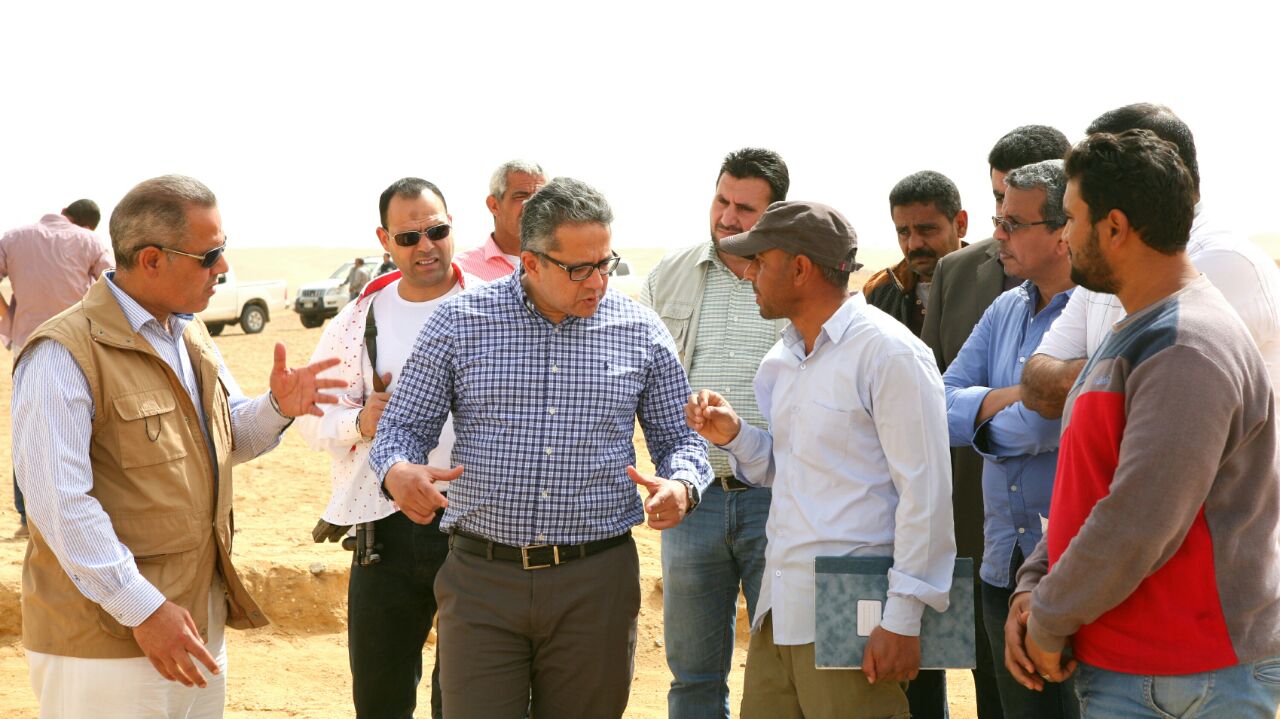 وزير الآثار يتفقد أعمال حفائر بعثة جامعة القاهرة بمنطقة سقارة (2)
