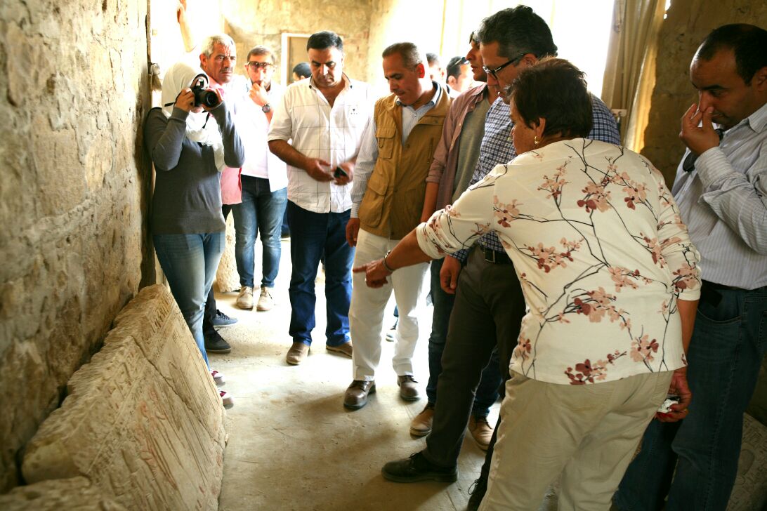 وزير الآثار يتفقد أعمال حفائر بعثة جامعة القاهرة بمنطقة سقارة (4)