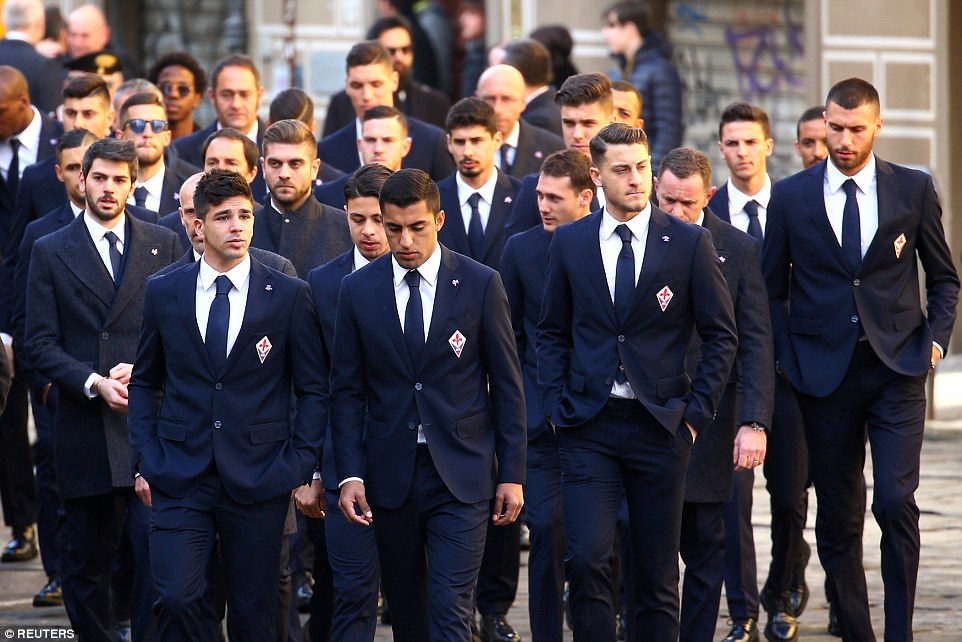 لاعبو فيورنتينا يستعدون لحضور الجنازة