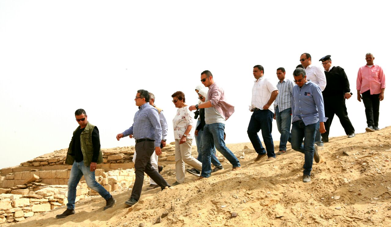 وزير الآثار يتفقد أعمال حفائر بعثة جامعة القاهرة بمنطقة سقارة (3)