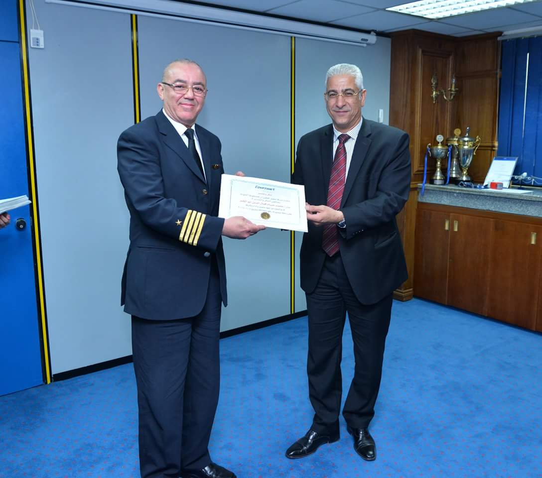 جانب من تكريم مصر للطيران لأطقم الركب الطائر (2)
