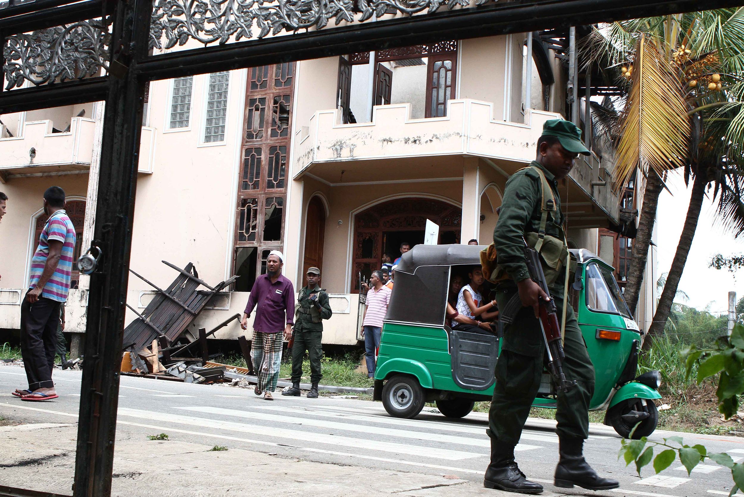 جانب من الاعتداء على مسجد فى سريلانكا
