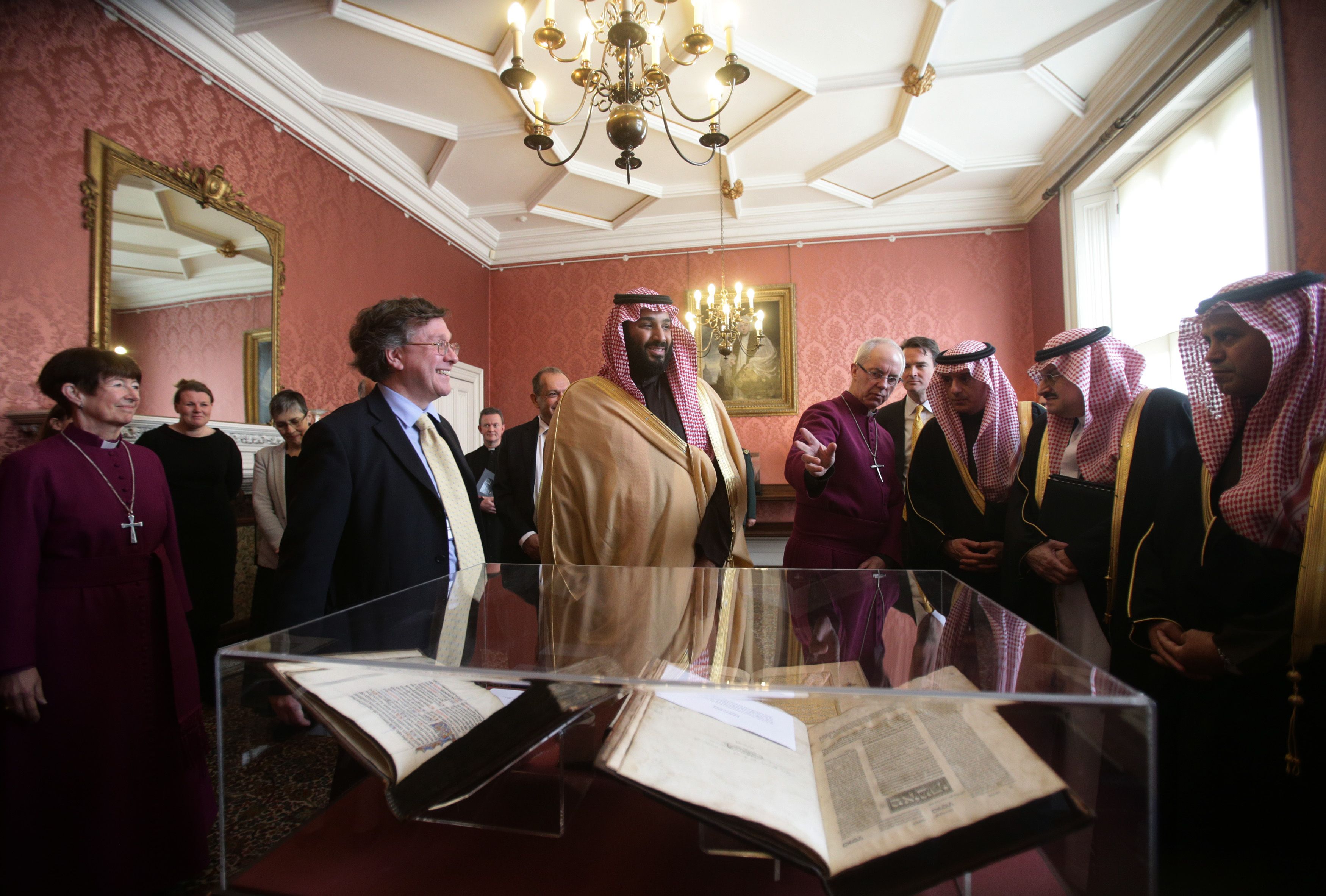 صاحب السمو الملكى الأمير محمد بن سلمان يتفقد المخطوطة القرآنية